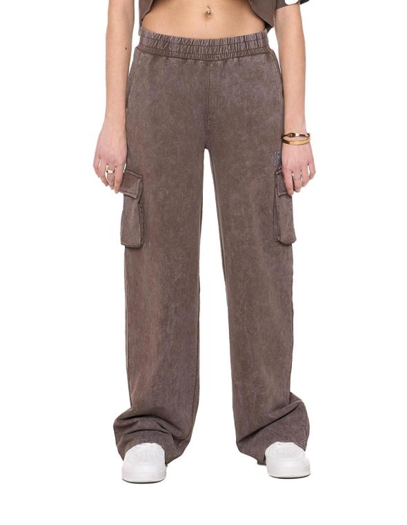 Woman cargo sweatpants Gen Z 2